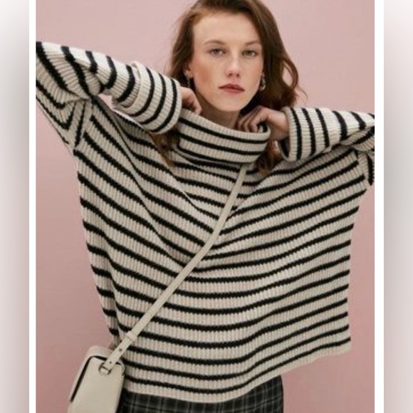 100% Cashmere Oversized Striped Turtleneck Sweater - Picture 3 of 9